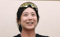 報道陣の質問に笑顔で答えるスピードスケート女子の高木美帆(20日、北海道帯広市)=共同