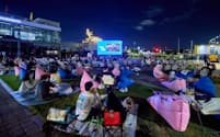 漢江沿いの公園で徹夜でドラマを鑑賞する人々(8月16日)=ソウル市提供