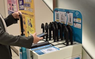 傘のシェアリングサービスを使えば、急な雨のとき、傘を買うことを防げる