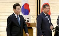 共同記者発表を終え退席する韓国の李在明大統領(左)と石破首相(23日、首相官邸)