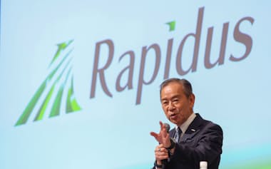 記者会見であいさつするラピダスの小池淳義社長(北海道千歳市)