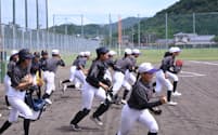 練習に励む女子硬式野球部の選手たち(香川県善通寺市)