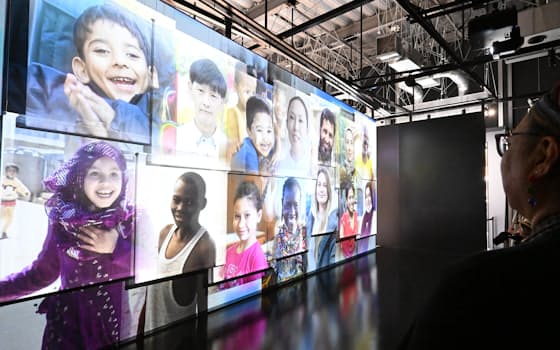 赤十字館の1つ目の部屋では、映像に様々な人種や国籍を持つ人々が登場し、来館者を迎える(8月、大阪市此花区) 赤十字館の1つ目の部屋では、映像に様々な人種や国籍を持つ人々が登場し、来館者を迎える(8月、大阪市此花区)