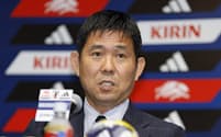 9月の国際親善試合に臨む日本代表メンバーを発表し、記者会見する森保監督(28日、千葉市内)=共同