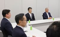 ガソリン暫定税率の廃止について協議する与野党の実務者(28日、国会内)
