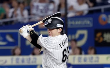 高卒2年目の寺地隆成は打撃力を買われてレギュラーに定着する=共同