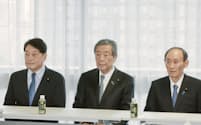 自民党の参院選総括委員会に臨む森山幹事長(中)ら(29日、党本部)