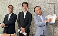 要望書を提出後、記者団の取材に応じる(左から)大野埼玉県知事、熊谷千葉県知事、黒岩神奈川県知事(29日、東京都千代田区)
