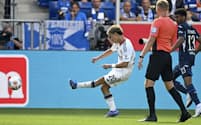 ホッフェンハイム戦の前半、ゴールを決めるEフランクフルトの堂安㊧(30日、ジンスハイム)=共同