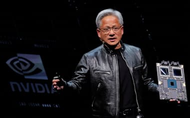 AI向け半導体は電力消費量が多いため米国の発電容量が拡大しないと米エヌビディアは今の快進撃を維持できないという(写真はジェンスン・ファン最高経営責任者)=ロイター