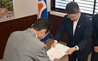 県営球場を巡り、多目的ドーム型の建設要望書を鈴木知事㊧に手渡す浜松市の中野市長(1日、静岡県庁)