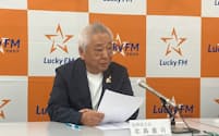 AM放送の停止について説明するLuckyFM茨城放送の北島会長(1日、水戸市)
