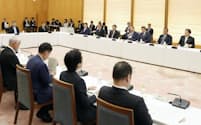 首相官邸で開かれた「新しい地方経済・生活環境創生本部」の会合(2日午前)=共同