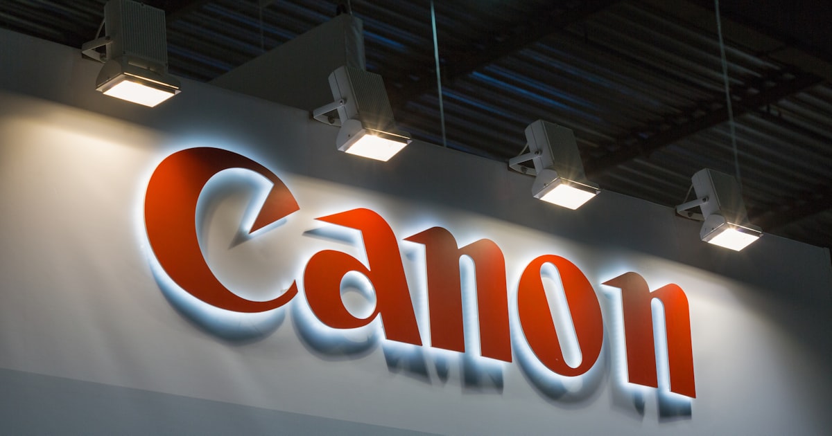 日本経済新聞のニュース記事「キヤノンvsニコン競争再燃 生成AIで半導体露光装置「後工程」に商機」の画像