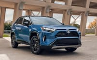 トヨタは値上げ表明以降も「RAV4」(写真)など主力車の販売が伸びている