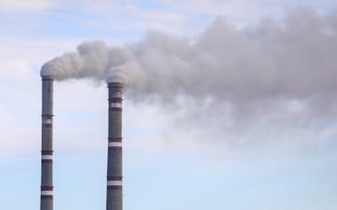 供給網を含む温暖化ガス排出量など、サステナ情報の開示が日本企業にも義務づけられる=ロイター