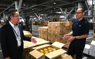 十八親和銀行の支店長㊧と話す長崎でじま青果の加藤社長(9月、長崎市)