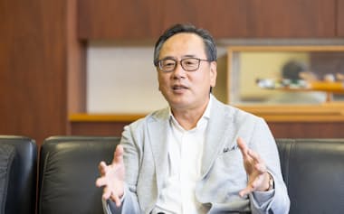 インタビューに答える十八親和銀行の山川信彦頭取