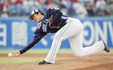地面すれすれのところから投じる球で、広島からプロ初勝利を挙げたヤクルト・下川隼佑。珍しくなった下手投げはそれだけでプロらしい個性を生む=共同