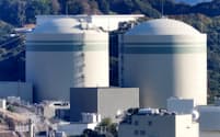 高浜原発1号機(左)と2号機(福井県高浜町)