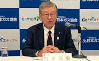 会見する日本ガス協会の内田高史会長(4日、東京都千代田区)
