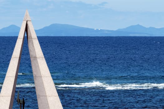 宮沢賢治が渡ったサハリンは、本土最北端から43キロしか離れていない。天気のいい日は宗谷岬から建物も確認できる=三浦秀行撮影 宮沢賢治が渡ったサハリンは、本土最北端から43キロしか離れていない。天気のいい日は宗谷岬から建物も確認できる=三浦秀行撮影