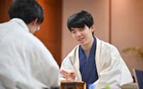 第73期将棋王座戦第1局で伊藤匠叡王㊧を破り、感想戦で笑顔を見せる藤井聡太王座(4日、シンガポール)=高橋鈴撮影