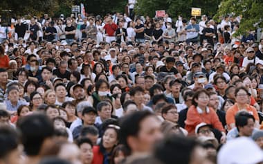 参政党の街頭演説に集まった人たち=19日、東京都港区