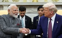 インドのモディ首相㊧はトランプ米大統領との個人的な蜜月関係を外交に生かそうとしたが……(2月のホワイトハウスでの首脳会談)=ロイター