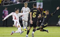 日本―メキシコ 後半、競り合う上田㊧(オークランド)=共同