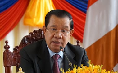 フン・セン氏は国王代行として法案を承認した(写真は23年8月)