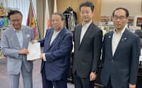 村上総務相(左から2番目)に神奈川、千葉、埼玉の各県知事らが税収偏在是正の要望書を提出した(8月29日、東京都千代田区)