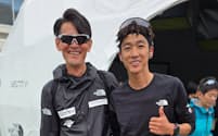 筆者(左)とUTMBの男子で8位に入った中国のシェン・ジアシェン選手