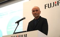 説明会に登壇する富士フイルムホールディングスの杉本征剛チーフ・デジタル・オフィサー(10日、東京都港区)