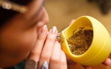 専用のつぼとストローで飲む体験は新鮮だ(東京都杉並区の「22 CAFE」)