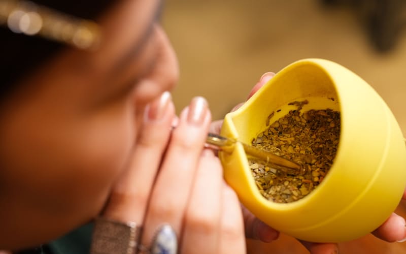 専用のつぼとストローで飲む体験は新鮮だ(東京都杉並区の「22 CAFE」) 専用のつぼとストローで飲む体験は新鮮だ(東京都杉並区の「22 CAFE」)