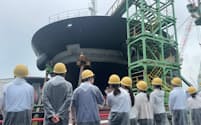 伊予銀行のインターン参加者が今治造船本社工場を見学した(10日、愛媛県今治市)
