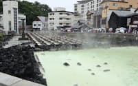 草津温泉「湯畑」近くの西の河原通りの地点は前年に比べ10.0%上昇した(8月11日、群馬県草津町)