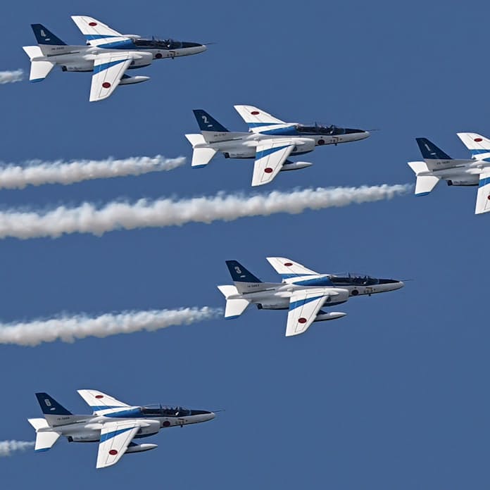 ブルーインパルス、12日の予行飛行中止 「天候上の理由」 - 日本経済新聞