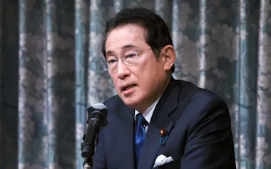 「日経リスキリングサミット2025」でスピーチする岸田前首相(12日、東京都千代田区)