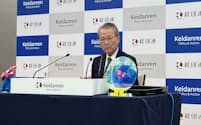 記者会見する経団連の筒井義信会長(8日、東京都千代田区)