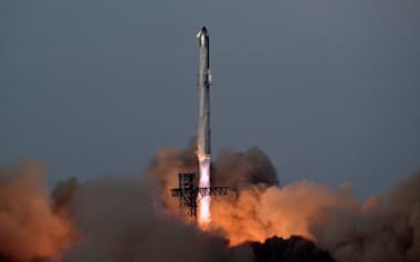 スペースXは1段目、2段目ともに再使用する新型ロケット「スターシップ」の開発を進めている=ロイター