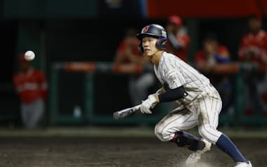 パナマ戦のタイブレークの9回、サヨナラのスクイズを決める岡部(12日、沖縄セルラー)=共同