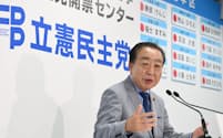 記者会見する立憲民主党の野田代表(21日未明、東京・永田町)