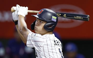 台湾戦の1回、先制二塁打を放つ阿部(13日、沖縄セルラー)=共同