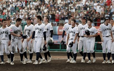 米国に敗れ、2連覇を逃した日本ナイン(14日、沖縄セルラー)=共同