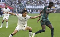 ブレーメン戦で競り合うボルシアMGの町野㊧(14日、メンヘングラッドバッハ)=共同