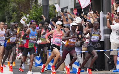 男子マラソンでは明るいカラーのシューズが映えた。各社の厚底シューズの開発競争は激しい=共同