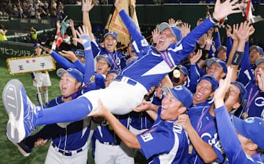 21年ぶりの優勝を湯浅貴博監督の胴上げで祝う王子。補強選手として招かれた柳橋巧人らにとっても貴重な経験になったようだ=共同