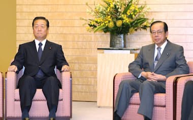 党首会談に臨む福田康夫首相(右)と民主党の小沢一郎・代表=2007年11月22日午後、首相官邸。
